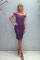 Abito corto viola in merletto floreale con applicazioni strass e scollo a barchetta, firmato Moda-Mania.