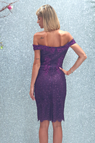 Abito corto viola in merletto floreale con applicazioni di strass e scollo a barchetta, firmato Moda-Mania.