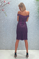 Abito corto viola in merletto floreale con applicazioni strass e scollo a barchetta, firmato Moda-Mania.