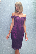 Abito corto viola in merletto floreale con applicazioni di strass e scollo a barchetta, marchio Moda-Mania.