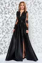 Abito lungo nero Artista con corpino in tulle ricamato, gonna con spacco in taffetà, stile svasato e dettagli unici.