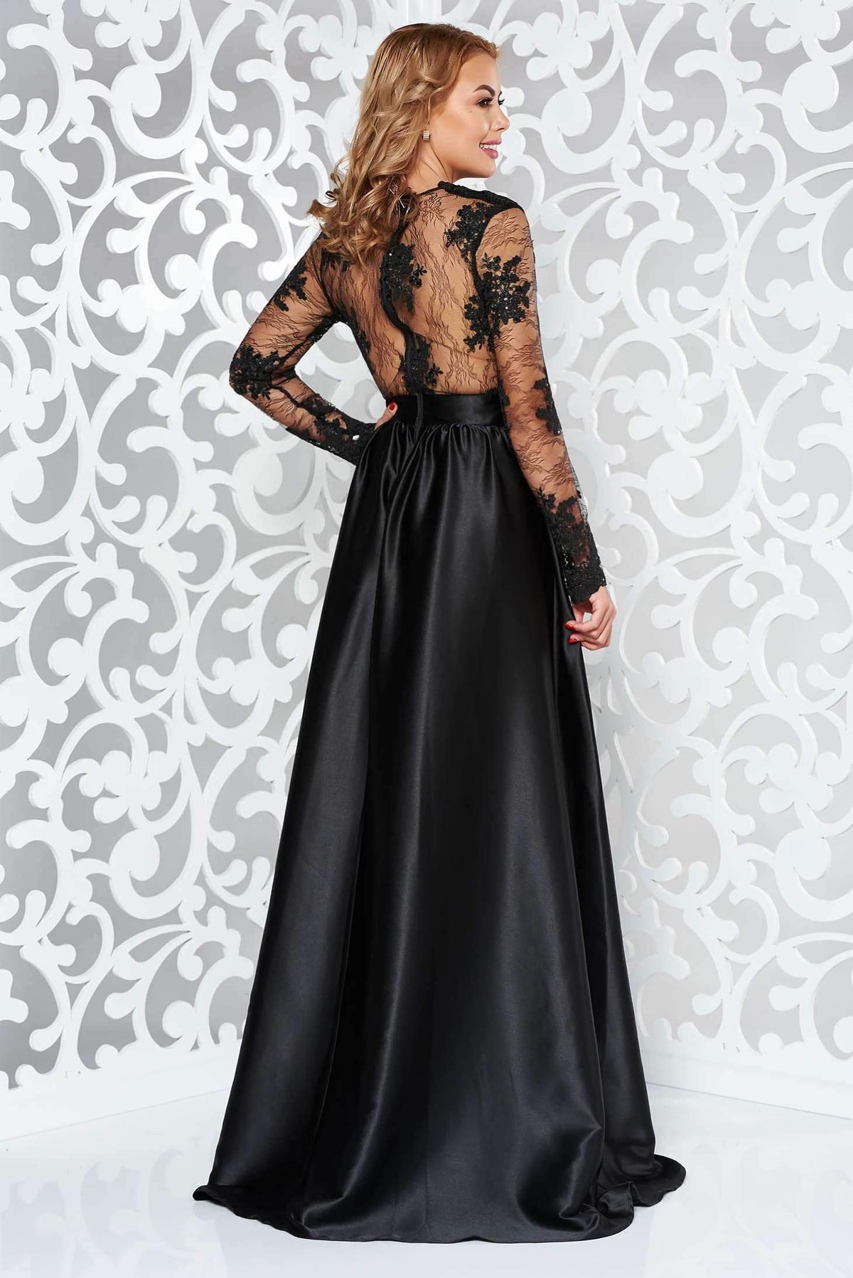 Abito lungo nero Artista con corpino in tulle ricamato, gonna con spacco in taffetà, stile svasato e dettagli eleganti.