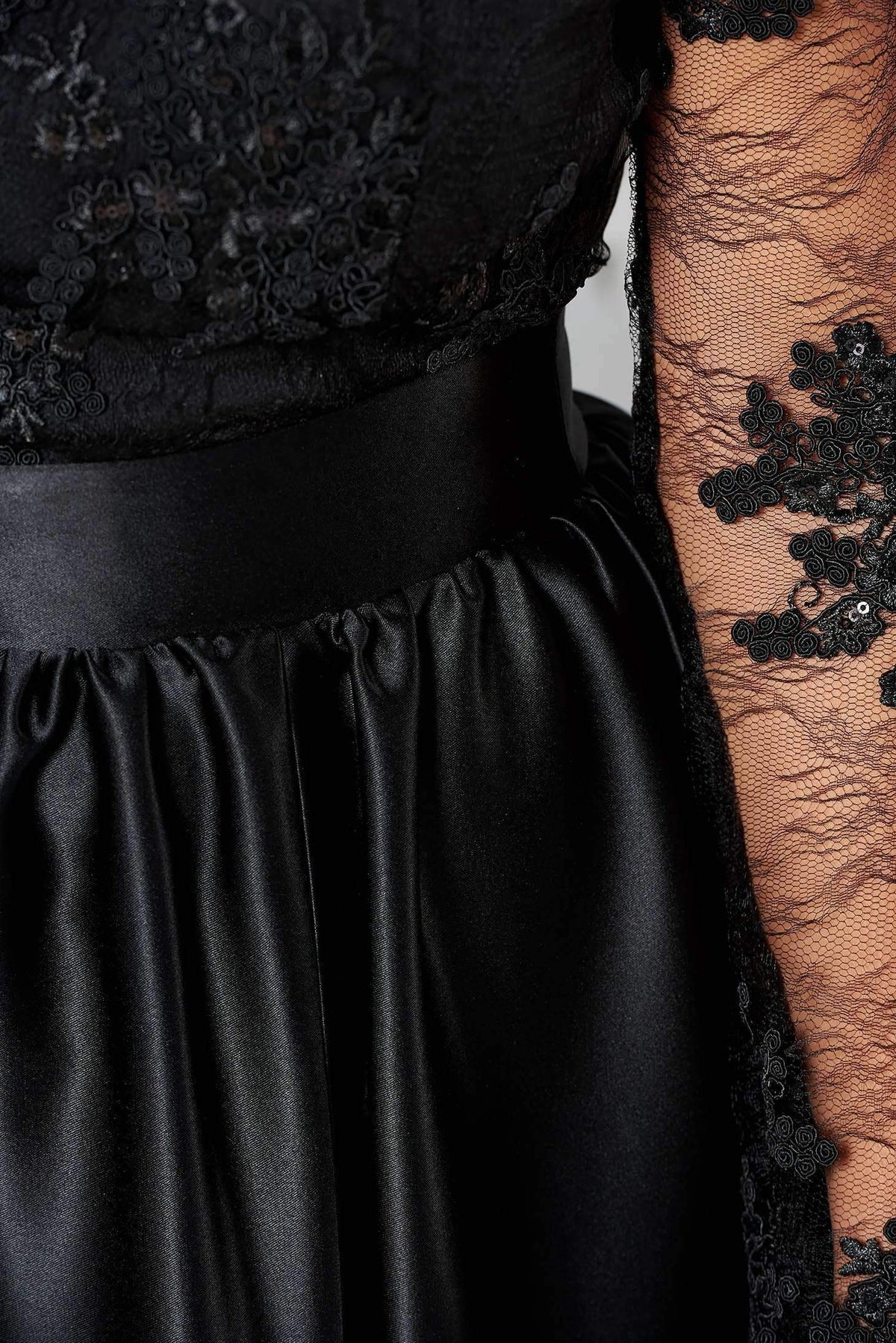Abito lungo nero Artista con corpino in tulle ricamato, gonna con spacco in taffetà, stile svasato e dettagli eleganti.