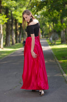 Abito lungo Artista con corpino nero e gonna svasata rossa con ricamo in vita, elegante e femminile.
