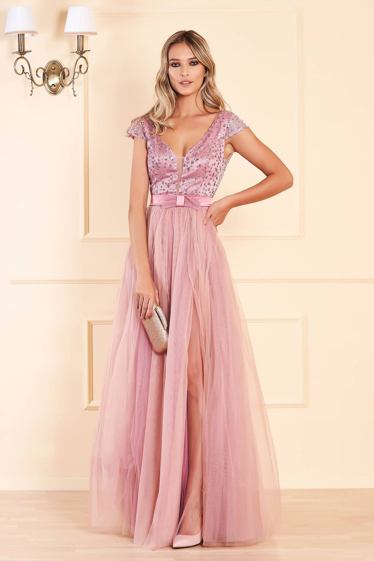 Abito lungo lilla Artista con corpetto aderente, schiena scoperta e gonna ampia in tulle con spacchi, elegante e femminile.