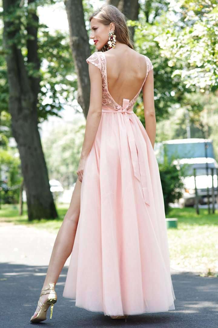 Abito lungo Artista pesca con corpetto aderente, schiena scoperta e gonna ampia in tulle con spacchi, elegante e femminile.