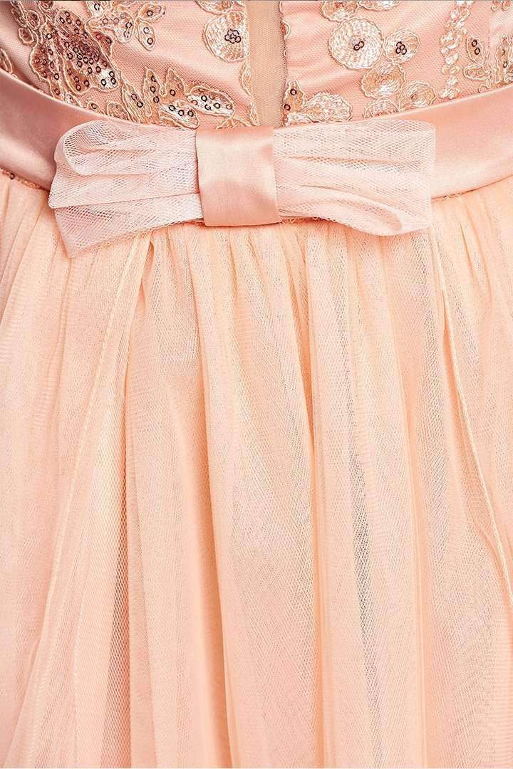 Abito lungo pesca Artista con corpetto aderente, schiena scoperta e gonna ampia in tulle con spacchi, elegante e femminile.