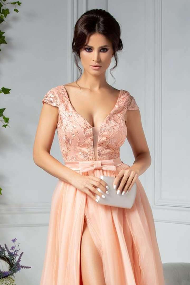 Abito lungo pesca Artista con corpetto aderente, schiena scoperta e gonna ampia in tulle con spacchi, elegante e sofisticato.