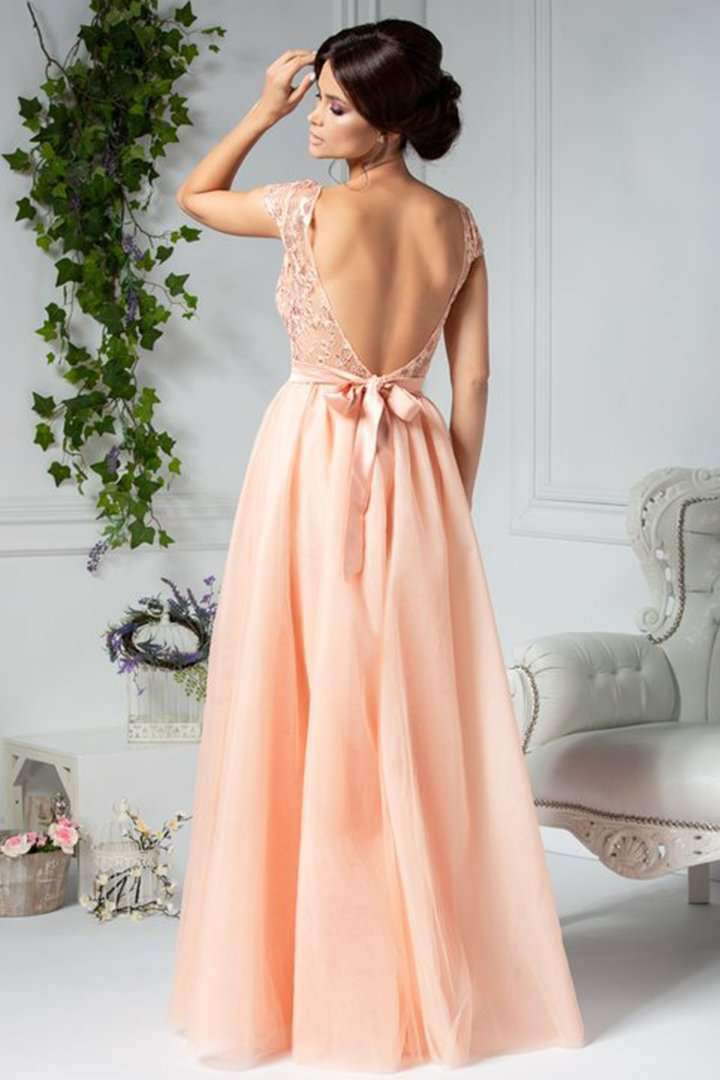 Abito lungo pesca Artista con corpetto aderente, schiena scoperta e gonna ampia in tulle con spacchi, elegante e femminile.