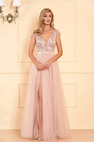Abito lungo rosa Artista con corpetto aderente, schiena scoperta e gonna ampia in tulle con spacchi, elegante e femminile.