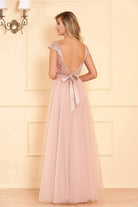 Abito lungo rosa Artista con corpetto aderente, schiena scoperta e gonna ampia in tulle con spacchi, elegante e femminile.