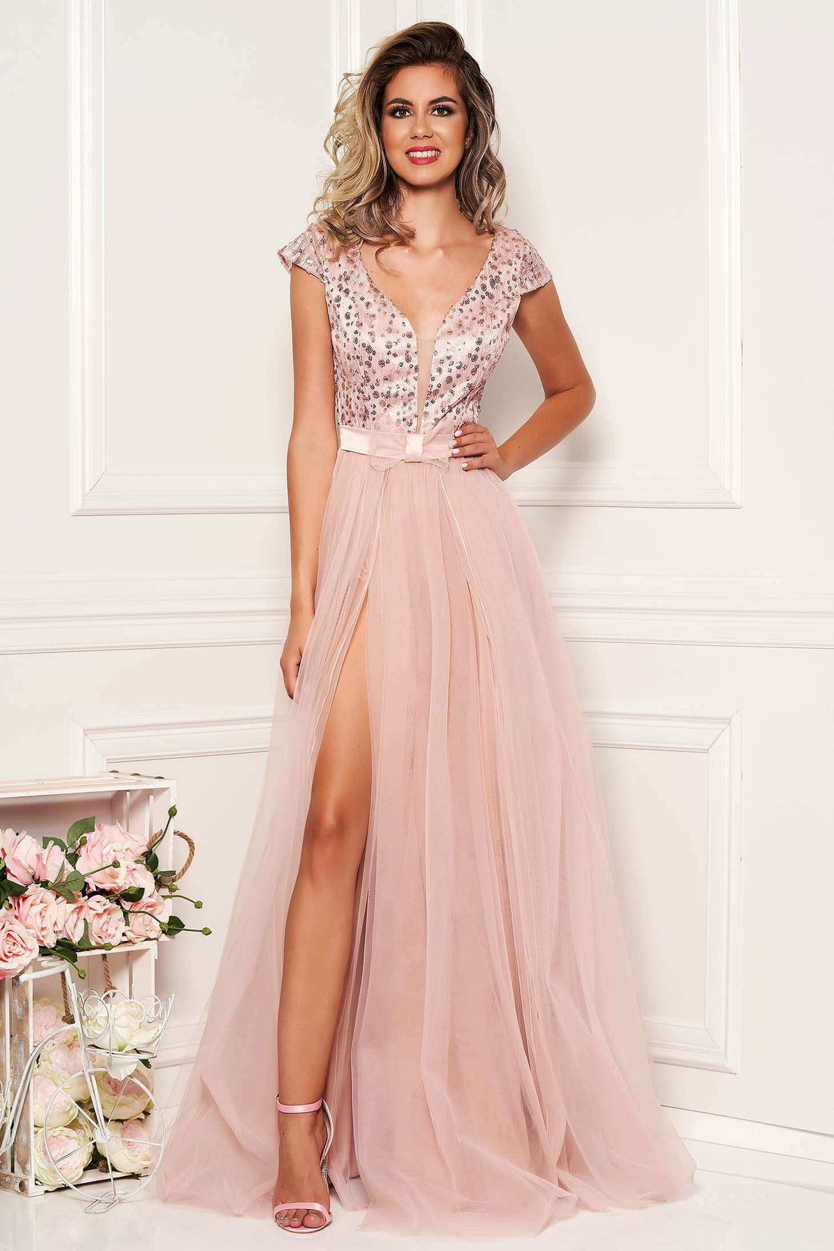 Abito lungo rosa Artista con corpetto aderente, schiena scoperta, gonna ampia in tulle con spacchi, elegante e femminile.