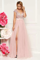 Abito lungo rosa Artista con corpetto aderente, schiena scoperta e gonna ampia in tulle con spacchi, elegante e femminile.