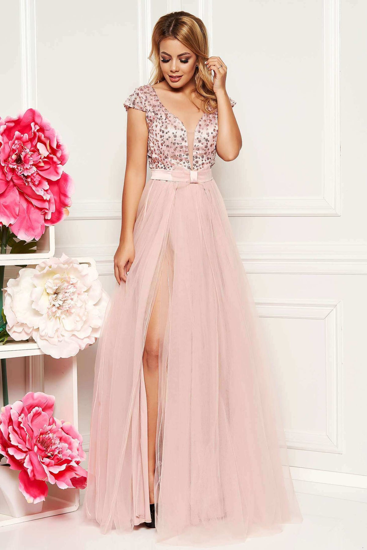 Abito lungo rosa Artista con corpetto aderente, schiena scoperta e gonna ampia in tulle con spacchi, elegante e femminile.