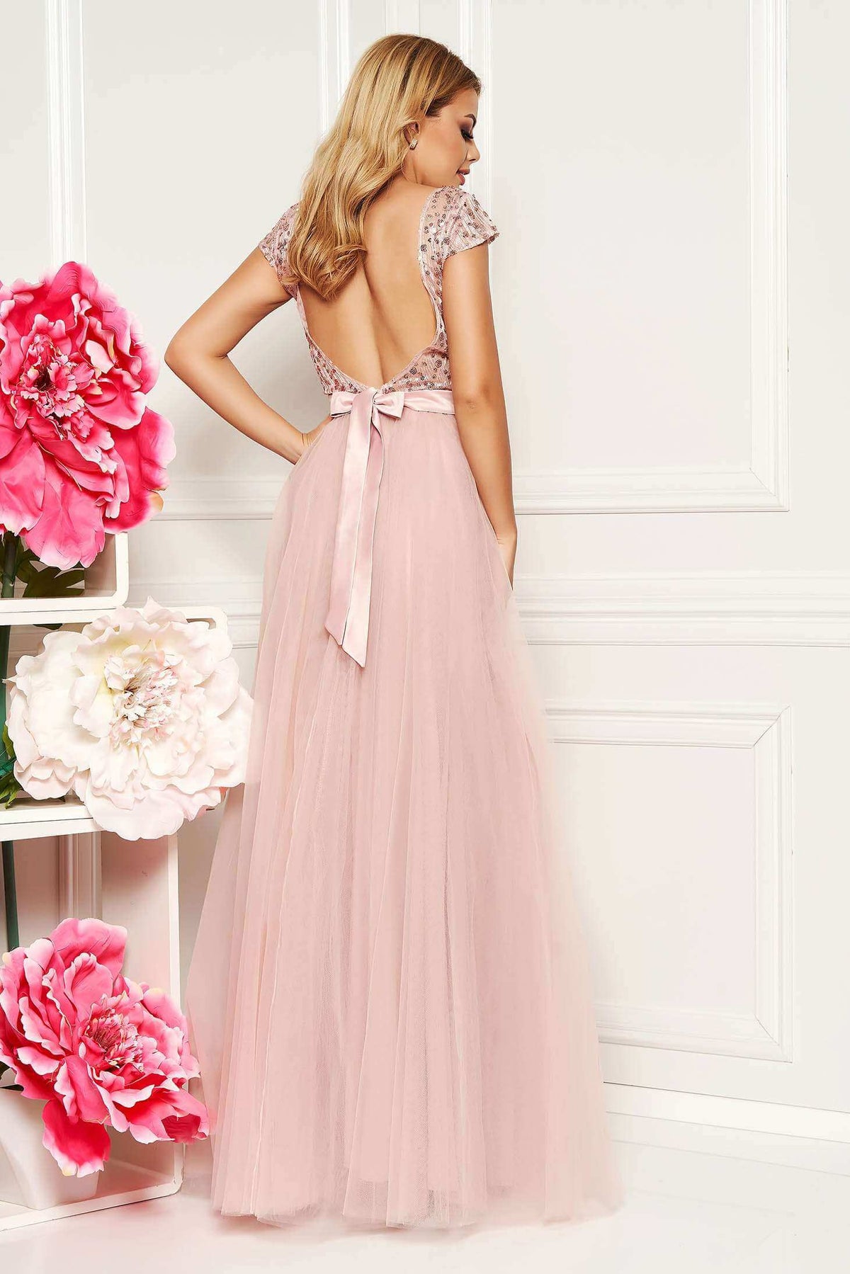 Abito lungo rosa Artista con corpetto aderente, schiena scoperta e gonna ampia in tulle con spacchi, elegante e femminile.