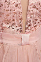 Abito lungo rosa Artista con corpetto aderente, schiena scoperta e gonna ampia in tulle con spacchi, abiti da sera eleganti.