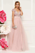 Abito lungo rosa Artista con corpetto aderente, schiena scoperta e gonna ampia in tulle con spacchi, elegante e femminile.