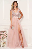 Abito lungo rosa Artista con corpetto aderente, schiena scoperta e gonna ampia in tulle con spacchi, elegante e femminile.