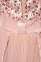 Abito lungo rosa Artista con corpetto aderente, schiena scoperta e gonna ampia in tulle con spacchi, elegante e femminile.