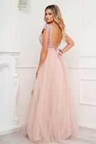 Abito lungo rosa Artista con corpetto aderente, schiena scoperta, gonna ampia in tulle con spacchi, fashion elegante e femminile.