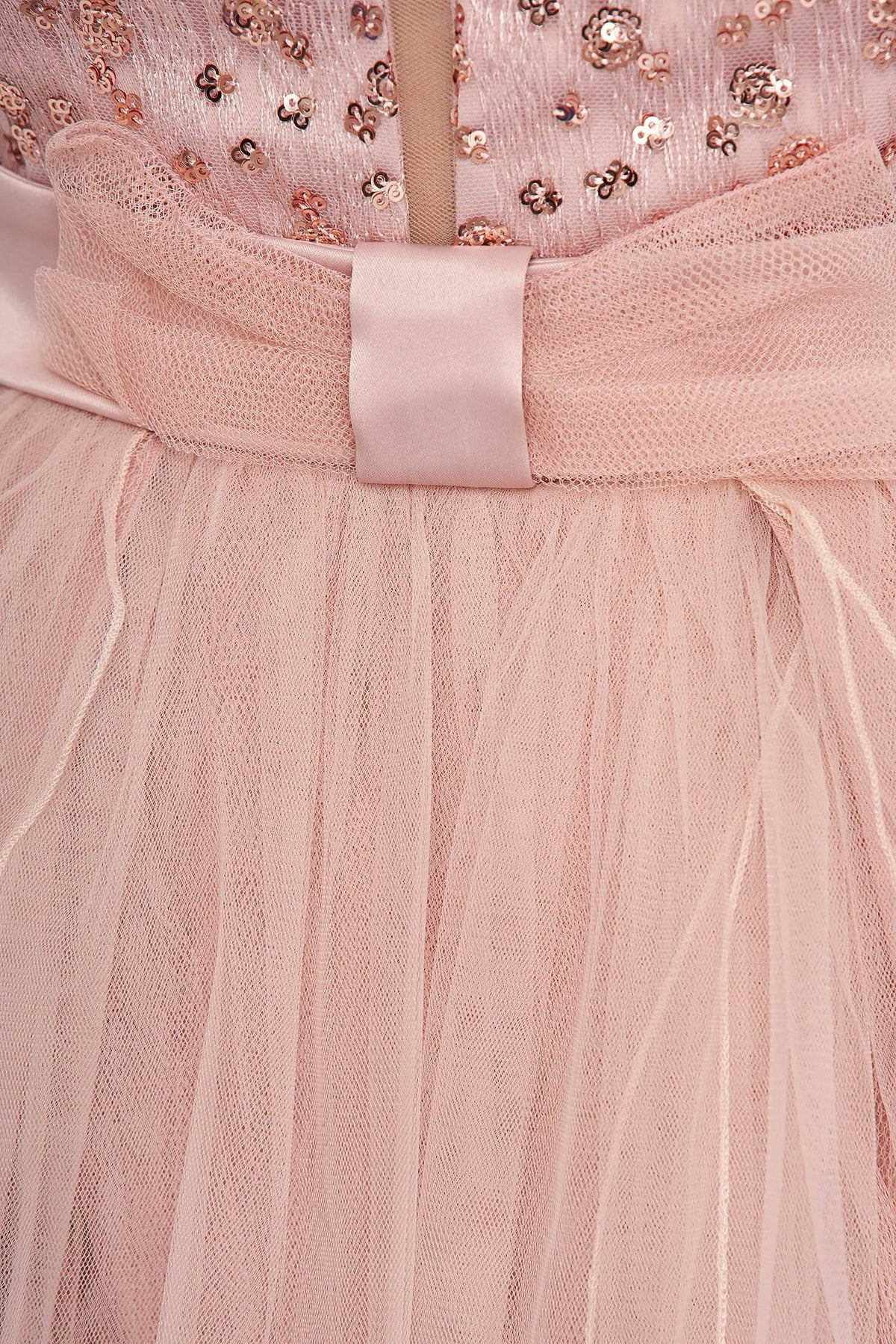 Abito lungo rosa Artista con corpetto aderente, schiena scoperta, gonna ampia in tulle con spacchi, perfetto per occasioni eleganti.