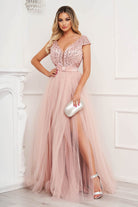 Abito lungo rosa Artista con corpetto aderente, schiena scoperta e gonna ampia in tulle con spacchi, elegante e femminile.