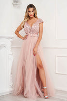 Abito lungo rosa Artista con corpetto aderente, schiena scoperta e gonna ampia in tulle con spacchi, elegante e femminile.