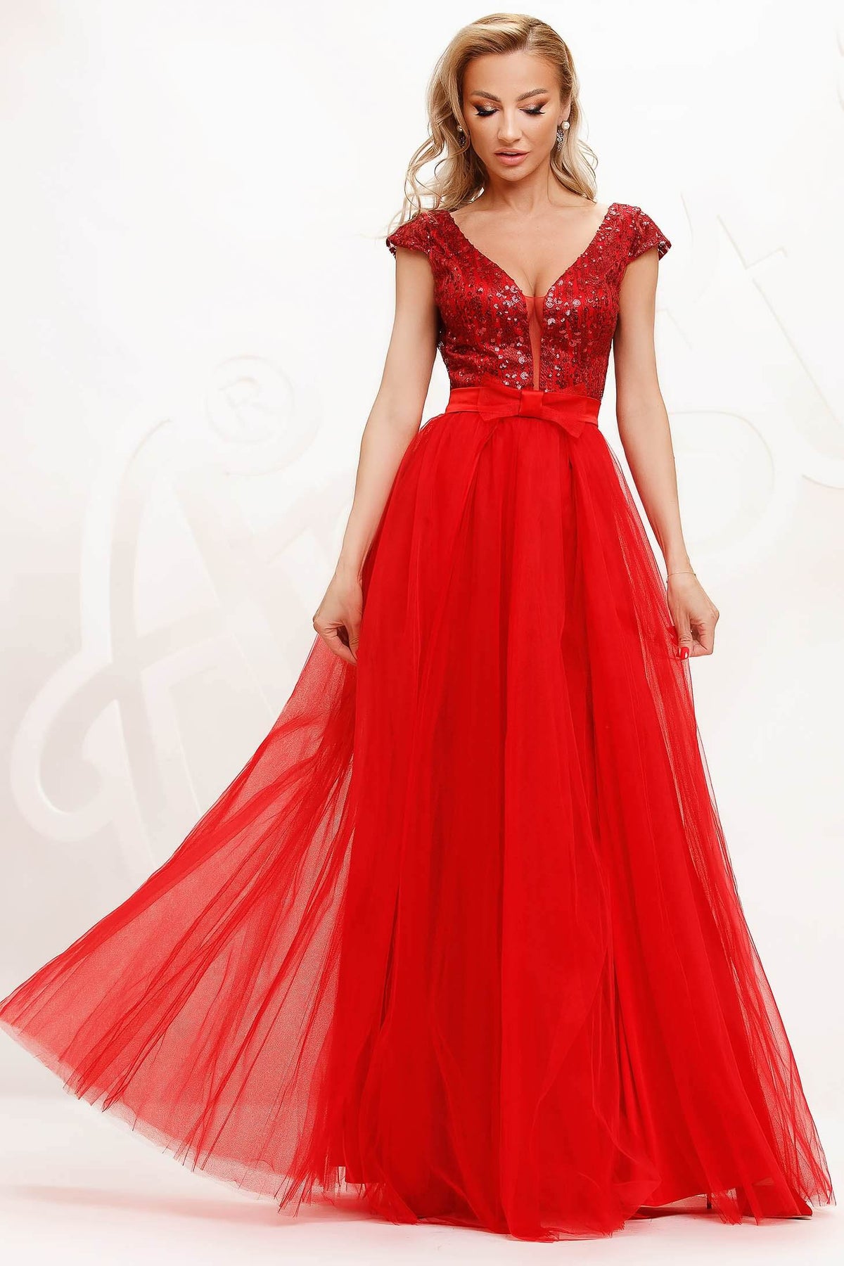 Abito lungo rosso Artista con corpetto aderente, schiena scoperta e gonna ampia in tulle con spacchi, elegante e femminile.