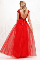 Abito lungo rosso Artista con corpetto aderente, schiena scoperta e gonna ampia in tulle con spacchi, elegante e femminile.