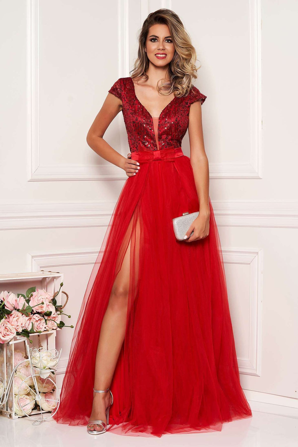 Abito lungo rosso Artista con corpetto aderente, schiena scoperta e gonna ampia in tulle con spacchi, elegante e femminile.
