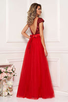 Abito lungo rosso Artista con corpetto aderente, schiena scoperta e gonna ampia in tulle con spacchi, elegante e sofisticato.