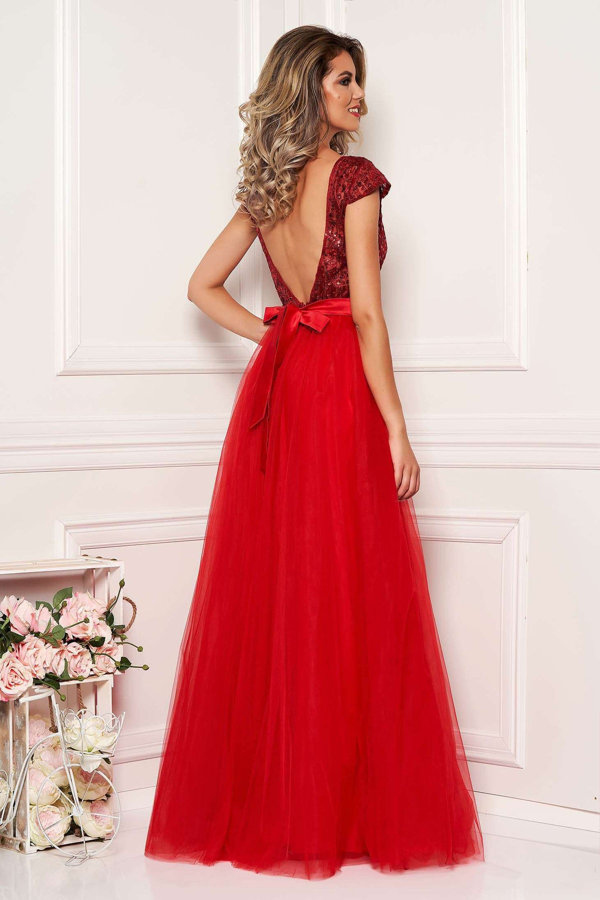 Abito lungo rosso Artista con corpetto aderente, schiena scoperta e gonna ampia in tulle con spacchi, elegante e sofisticato.