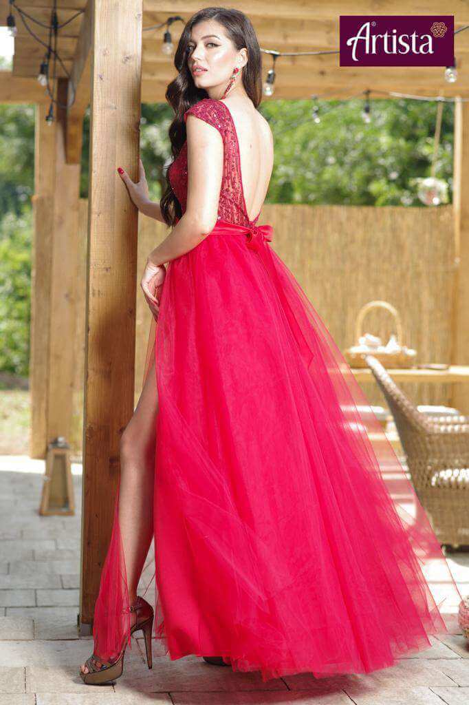 Abito lungo rosso Artista con corpetto aderente, schiena scoperta e gonna ampia in tulle con spacchi, elegante e femminile.