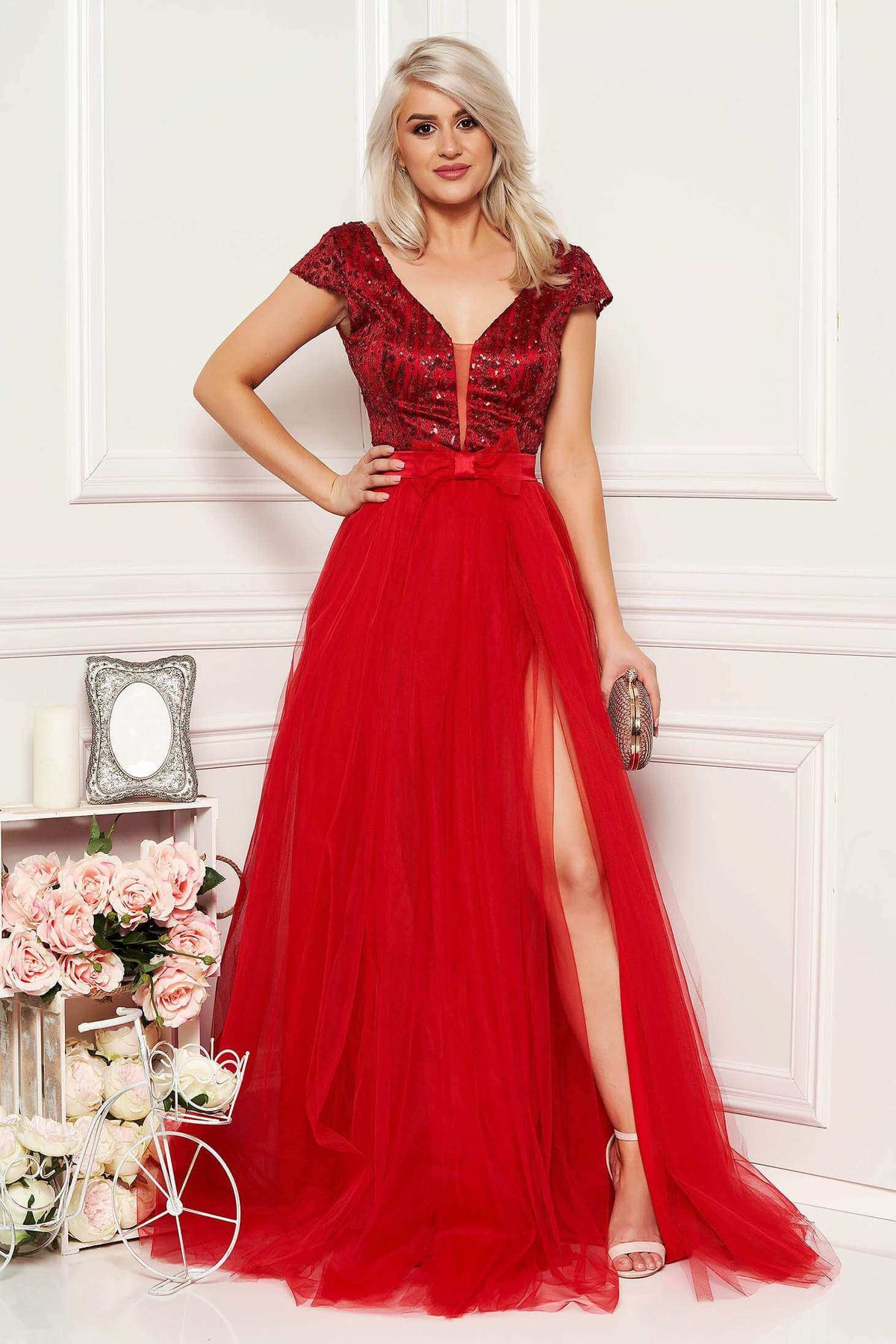 Abito lungo rosso Artista con corpetto aderente, schiena scoperta e gonna ampia in tulle con spacchi, elegante e sofisticato.