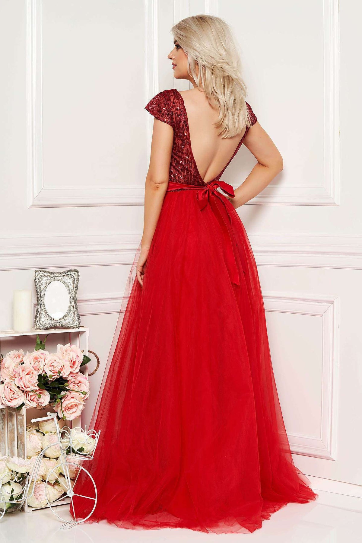 Abito lungo rosso Artista con corpetto aderente, schiena scoperta e gonna ampia in tulle con spacchi, elegante e sofisticato.