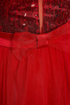 Abito lungo rosso Artista con corpetto aderente, schiena scoperta e gonna ampia in tulle con spacchi, elegante e femminile.