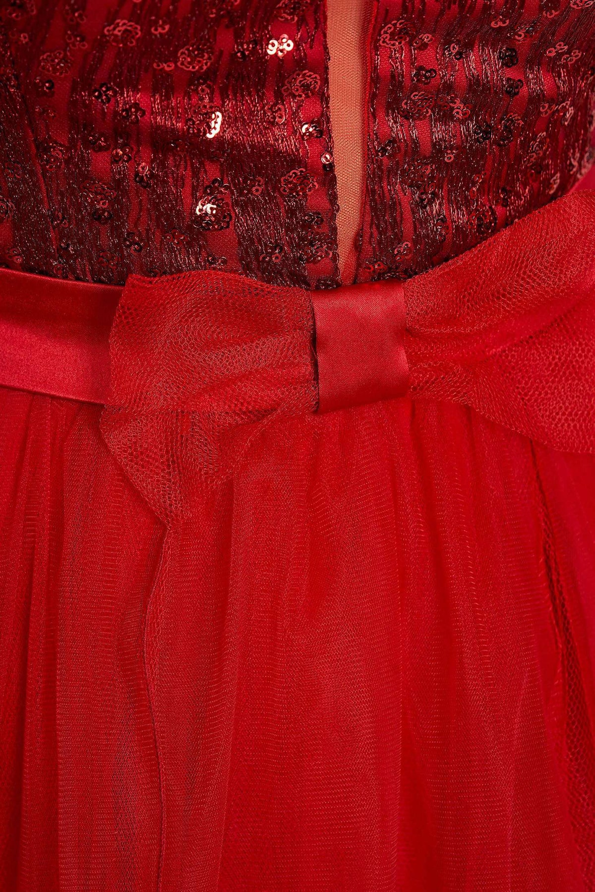 Abito lungo rosso Artista con corpetto aderente, schiena scoperta e gonna ampia in tulle con spacchi, elegante e femminile.