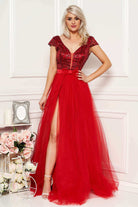 Abito lungo rosso Artista con corpetto aderente, schiena scoperta e gonna ampia in tulle con spacchi, elegante e sofisticato.