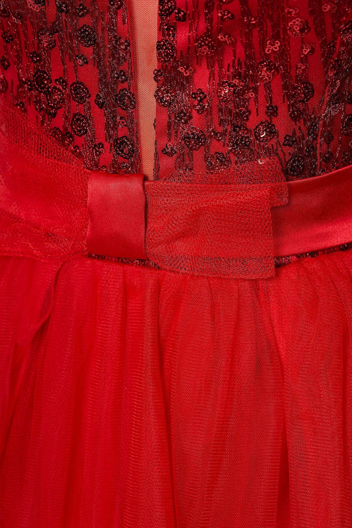 Abito lungo rosso Artista con corpetto aderente, schiena scoperta e gonna ampia in tulle con spacchi, elegante e sofisticato