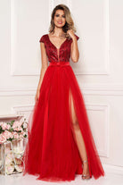 Abito lungo rosso Artista con corpetto aderente, schiena scoperta e gonna ampia in tulle con spacchi, elegante e raffinato.