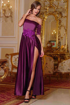 Abito lungo svasato viola scuro lucido Artista con ricamo floreale e scollatura a barchetta, vestito elegante da sera.