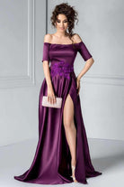 Abito lungo svasato viola scuro Artista con ricamo floreale e scollatura a barchetta, tessuto lucido e dettagli eleganti.