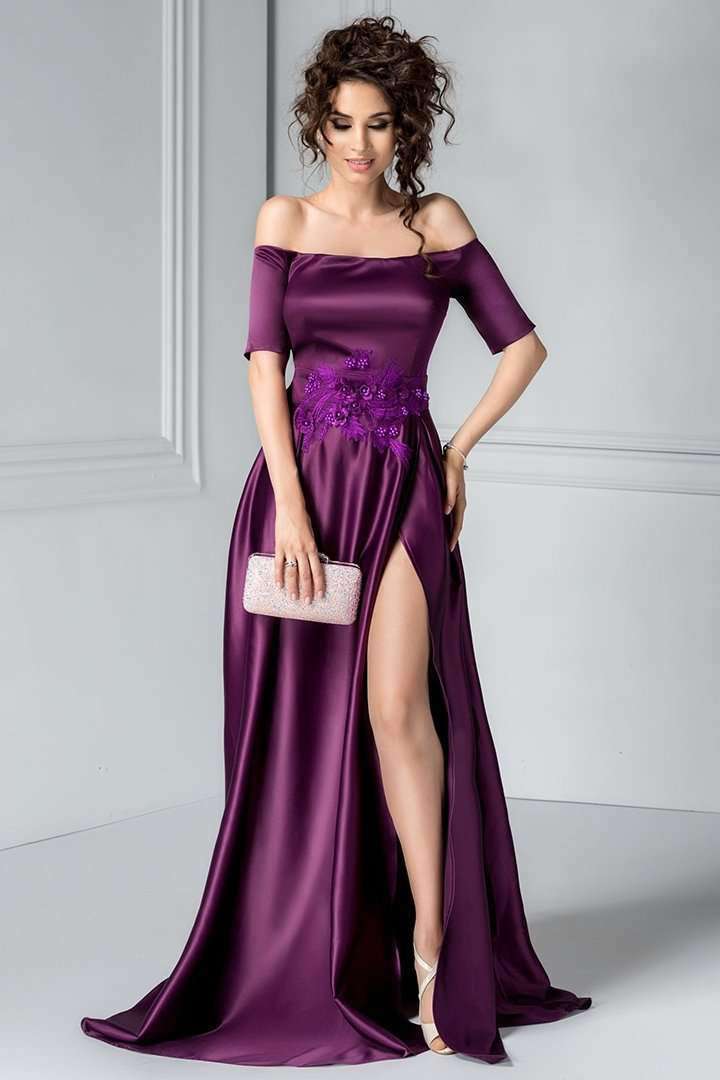 Abito lungo svasato viola scuro Artista con ricamo floreale e scollatura a barchetta, tessuto lucido e dettagli eleganti.