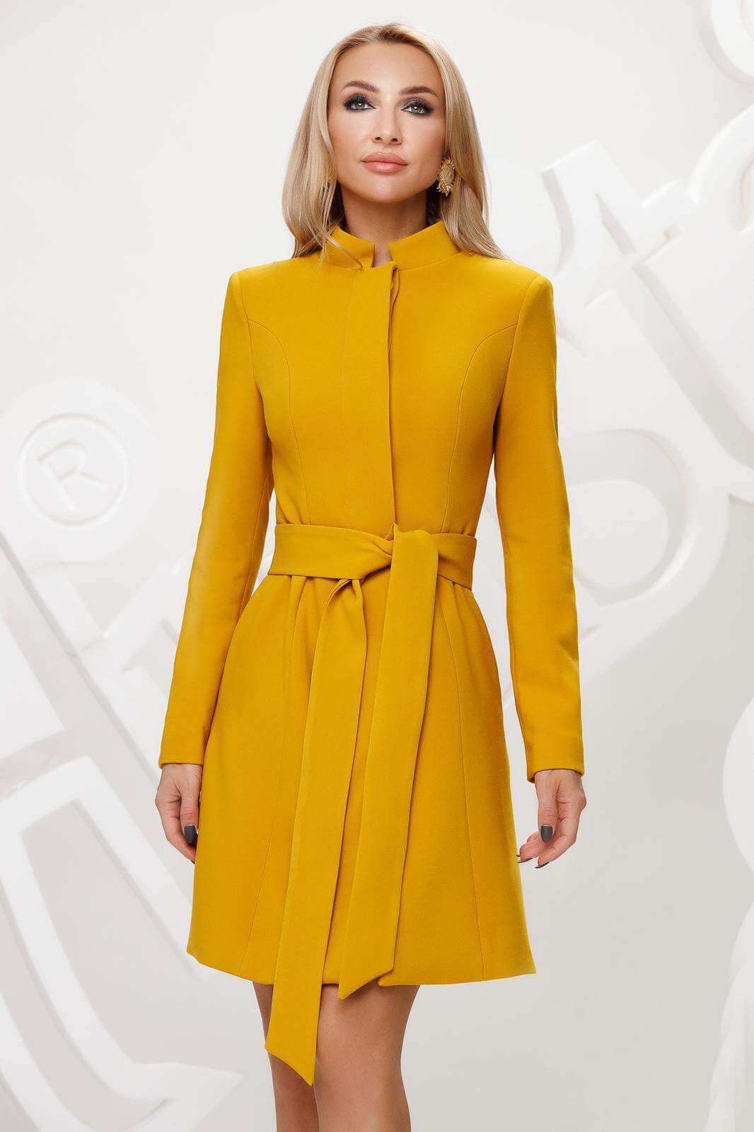 Cappotto giallo senape Artista in panno a collo alto, svasato, con due cinture, giacca elegante e calda.