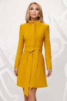 Cappotto giallo senape Artista in panno a collo alto, svasato, con due cinture, giacca elegante e calda.