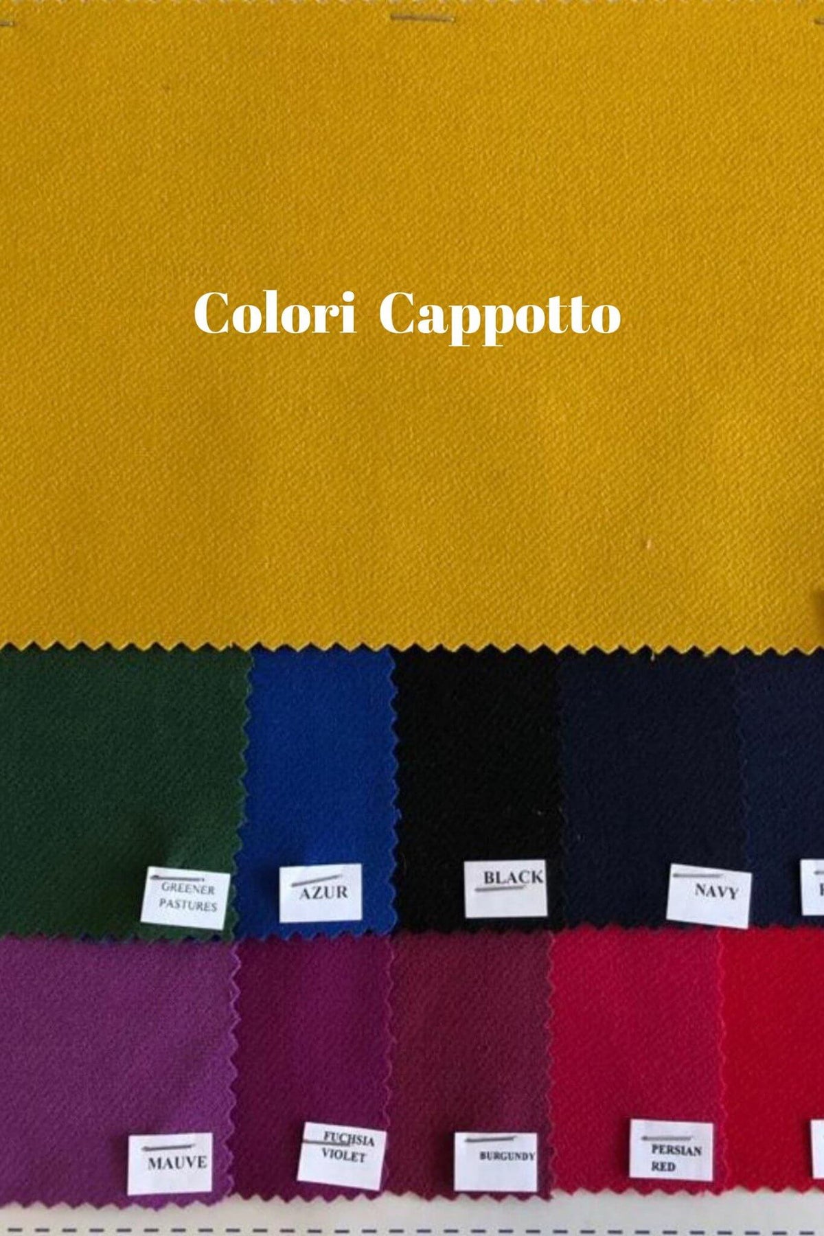 Cappotto verde smeraldo Artista in panno con collo alto, modello svasato e due cinture, indossato da una modella.