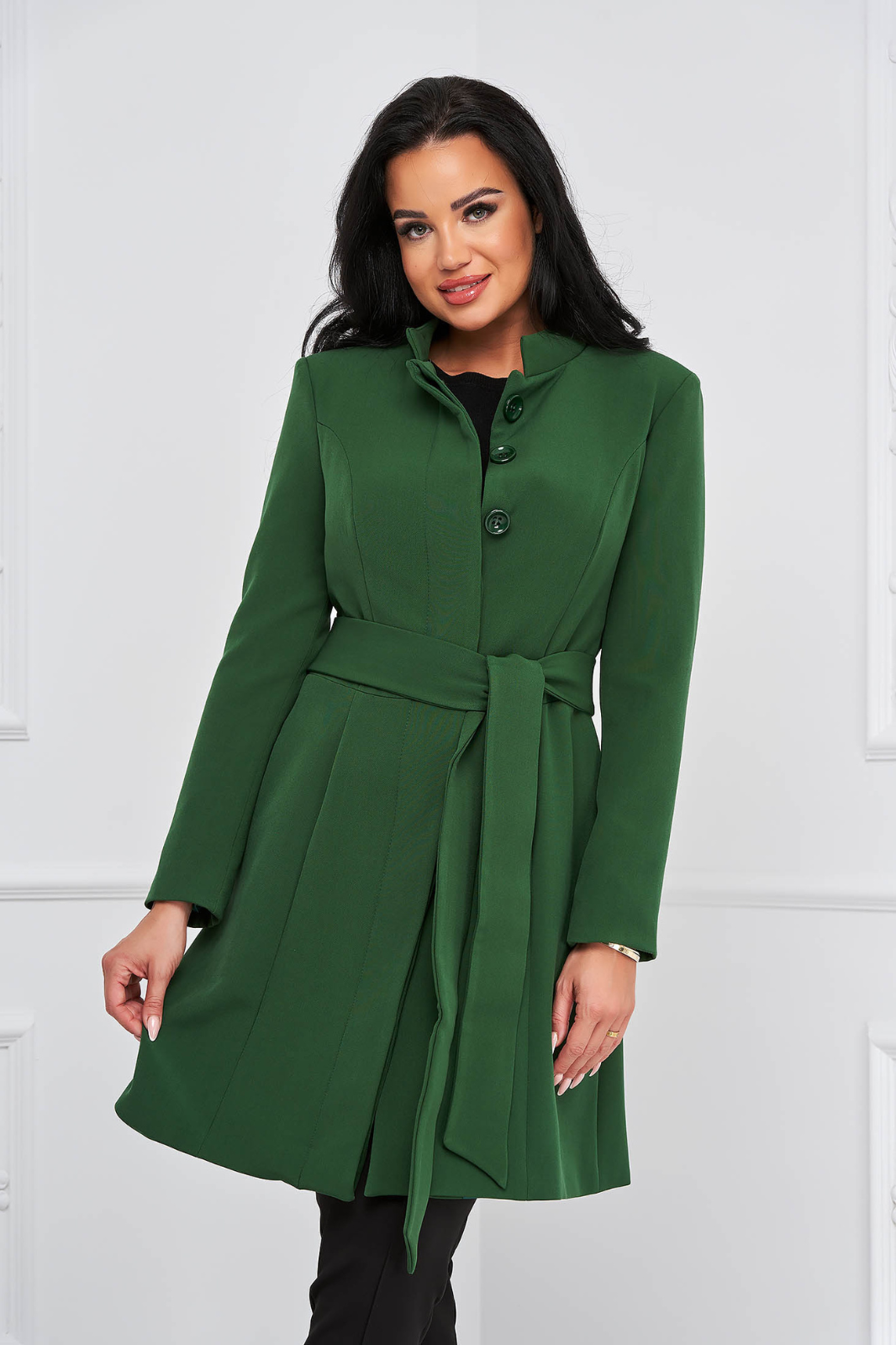 Cappotto verde smeraldo in panno Artista con collo alto, modello svasato e due cinture, ideale per look eleganti e moderni