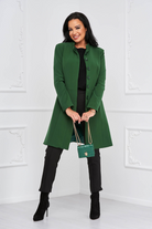 Cappotto verde smeraldo Artista in panno con collo alto, modello svasato, con due cinture, giacca elegante e moderna.