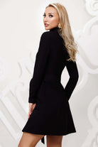 Cappotto nero Artista in panno a collo alto, modello svasato con due cinture, giacca elegante e versatile.