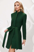 Cappotto verde smeraldo Artista in panno, collo alto, taglio leggermente svasato con due cinture, giacca elegante e alla moda.